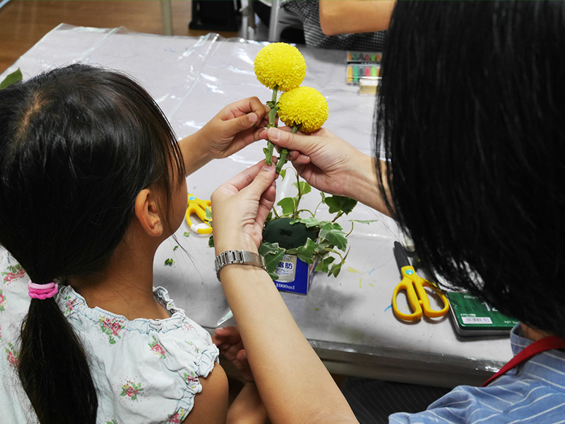 フローリストの指導のもと親子で1つのアレンジメントを作成。の様子